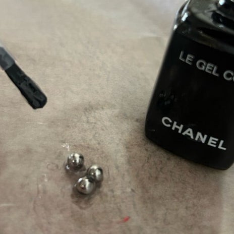 CHANELのベースコートから出た銀の玉の画像