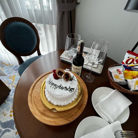 ホテル部屋に息子の誕生日ケーキの画像