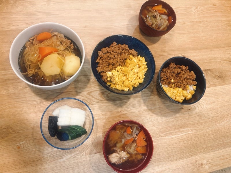 肉じゃがとそぼろが同じ味のご飯の画像