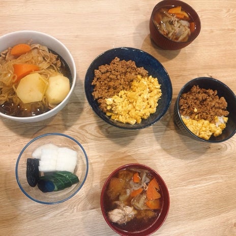 肉じゃがとそぼろが同じ味のご飯の画像