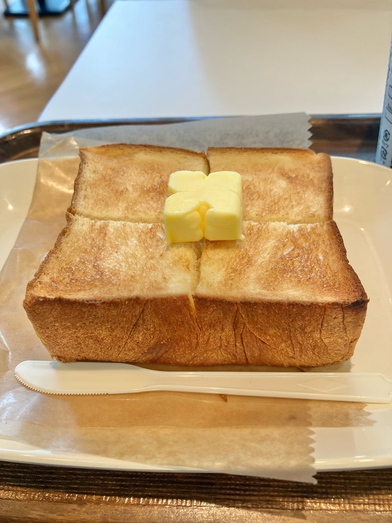 パン屋さんの高級食パンのトーストの画像