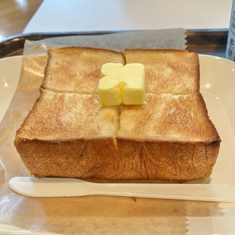 パン屋さんの高級食パンのトーストの画像