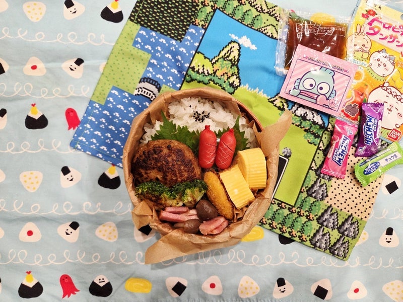 ゴルフウェアで蒸し鶏を食べる夫の画像
