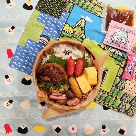 ゴルフウェアで蒸し鶏を食べる夫の画像