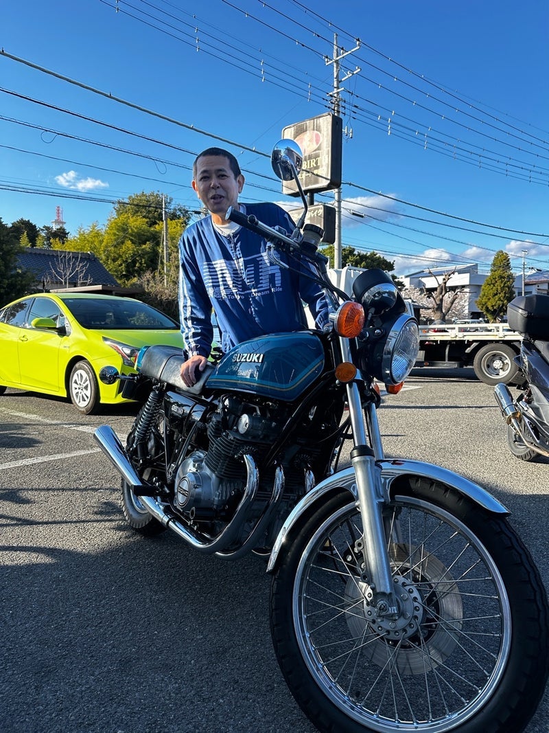 ノッチ 50年前のバイクの運転の画像