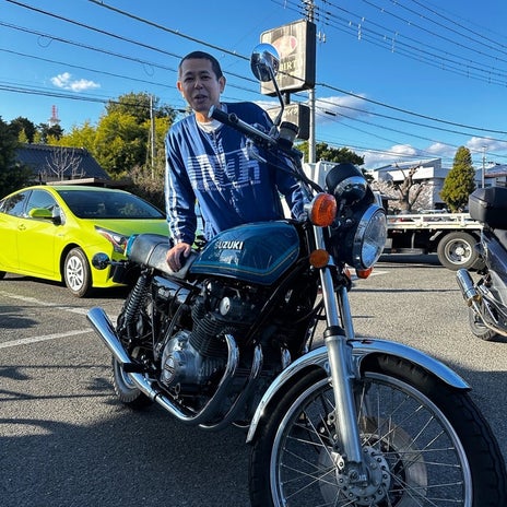ノッチ 50年前のバイクの運転の画像