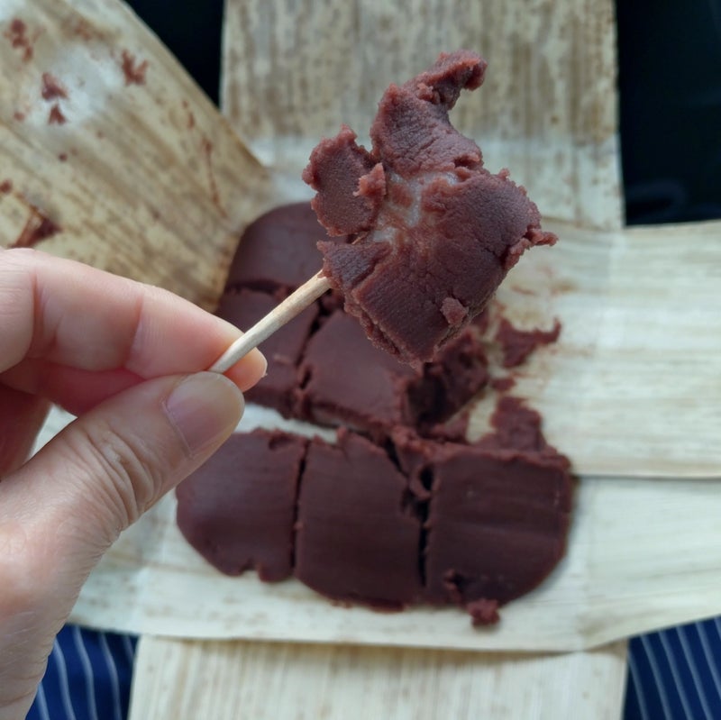 押しつぶされた日本三大あんころ餅の画像