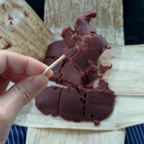 押しつぶされた日本三大あんころ餅の画像