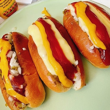 ソースが決めてのホットドッグの画像