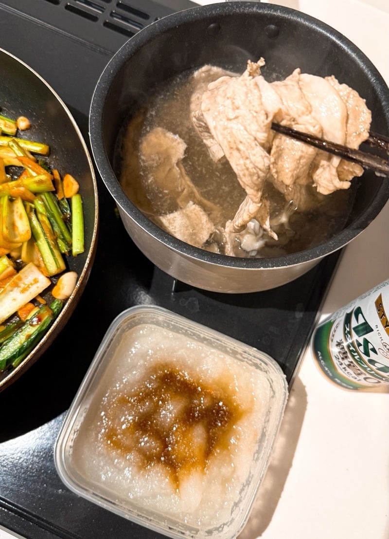 すごい圧を避けるキッチンでのご飯の画像