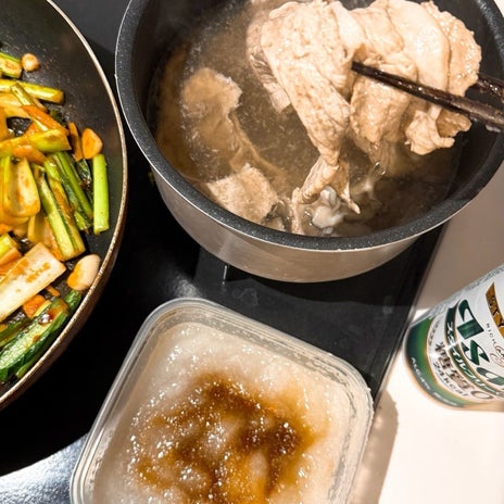 すごい圧を避けるキッチンでのご飯の画像