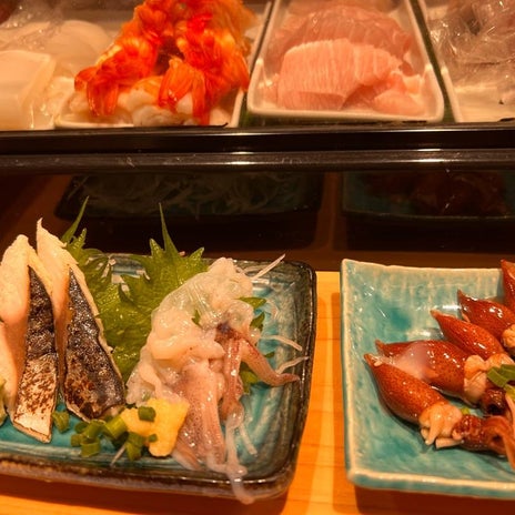 宮崎謙介 友人と立ち食い寿司の画像