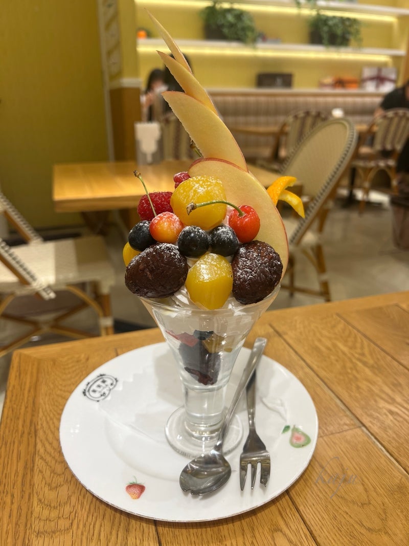 3800円の桃パフェを完食した女性の画像