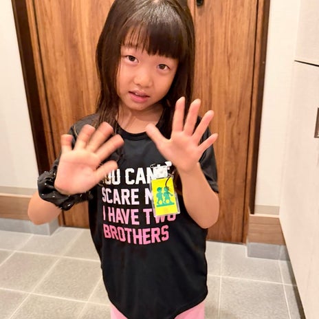 小原正子 寂しくも笑顔で登校の子の画像