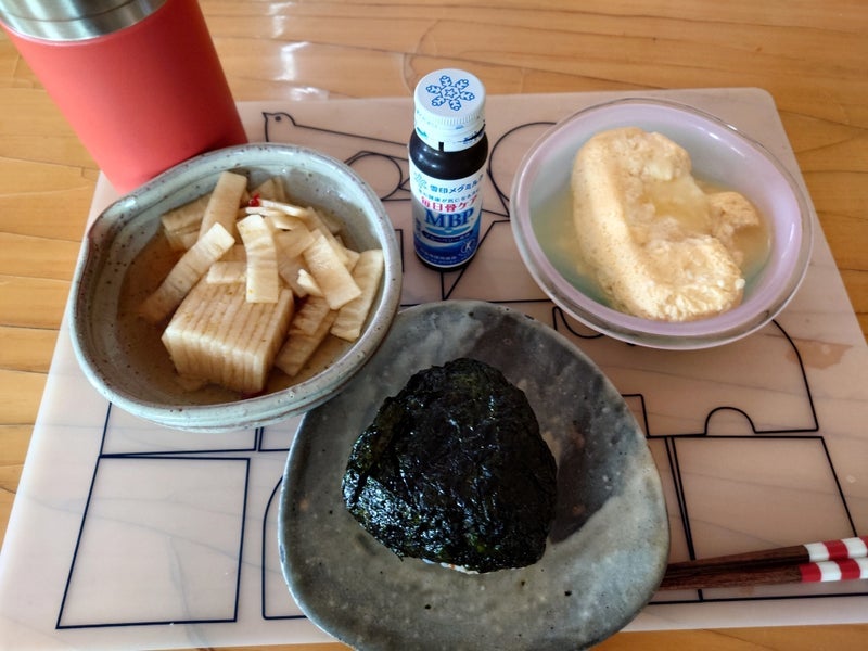 秋野 オニギリと玉子焼きの朝ご飯の画像