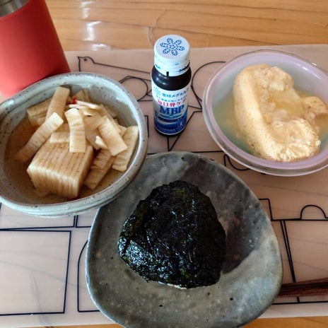 秋野 オニギリと玉子焼きの朝ご飯の画像