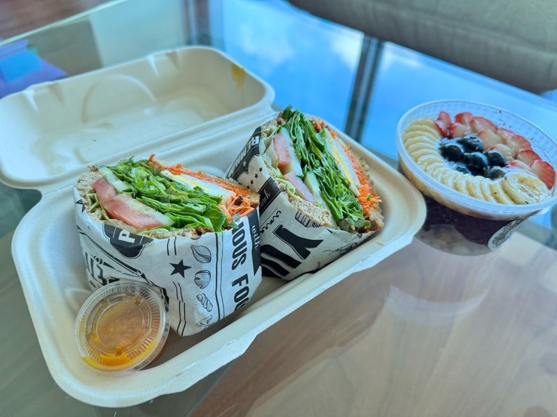 薬丸裕英 妻と海を眺めながら朝食の画像