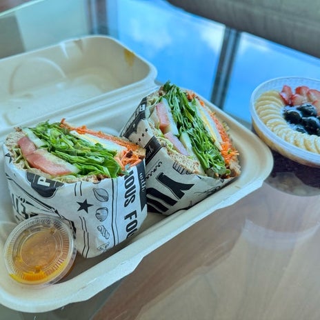 薬丸裕英 妻と海を眺めながら朝食の画像
