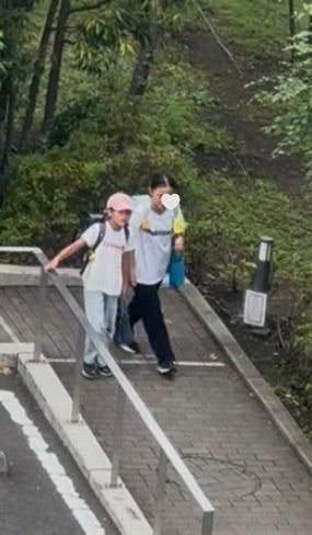 観戦できず不機嫌な次女の登校の画像