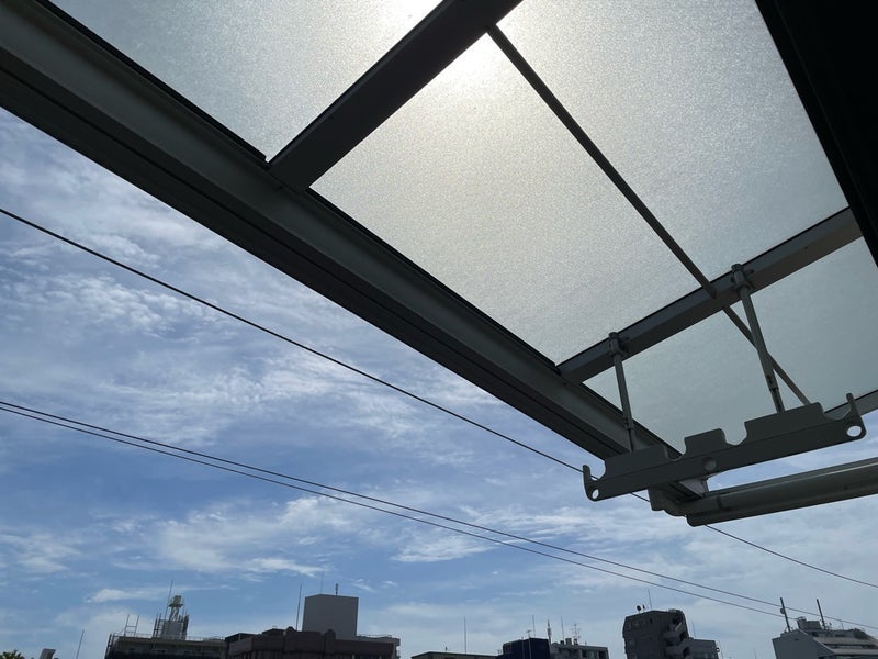 花粉でギシギシと開かない窓の画像