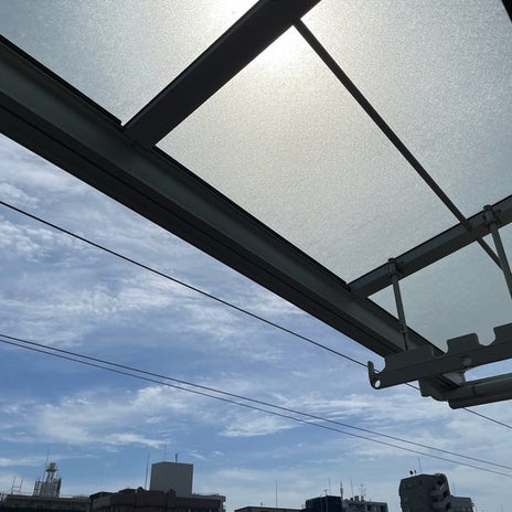 花粉でギシギシと開かない窓の画像