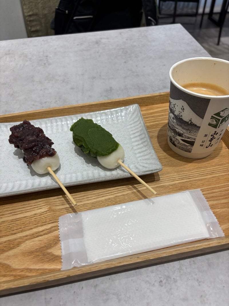 濃い抹茶の味がしておいしいお団子の画像
