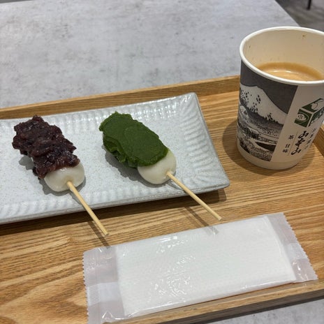 濃い抹茶の味がしておいしいお団子の画像