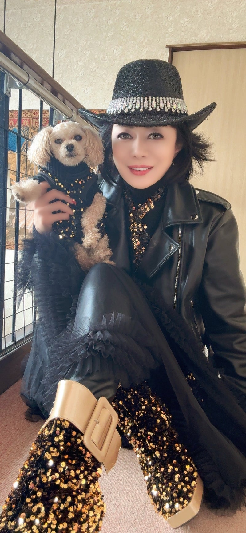 愛犬との珍しい金と黒のコーデの画像