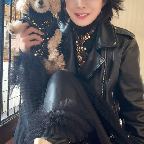 愛犬との珍しい金と黒のコーデの画像