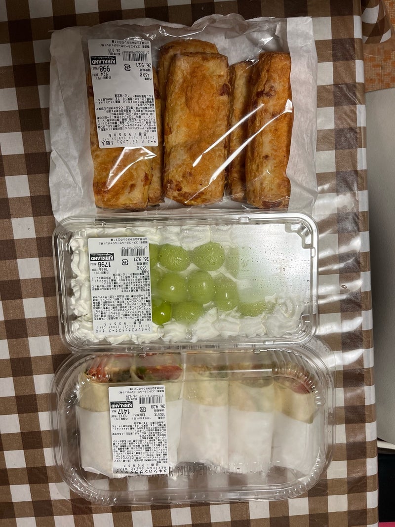 コストコで買った新発売のパンとケーキの画像
