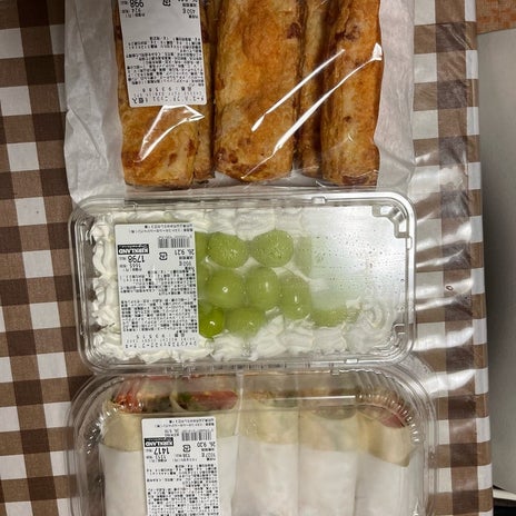 コストコで買った新発売のパンとケーキの画像