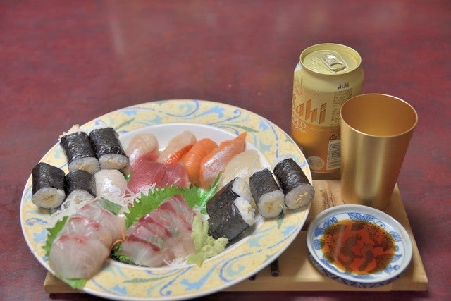 割引のおすしと刺身の盛り合わせの画像