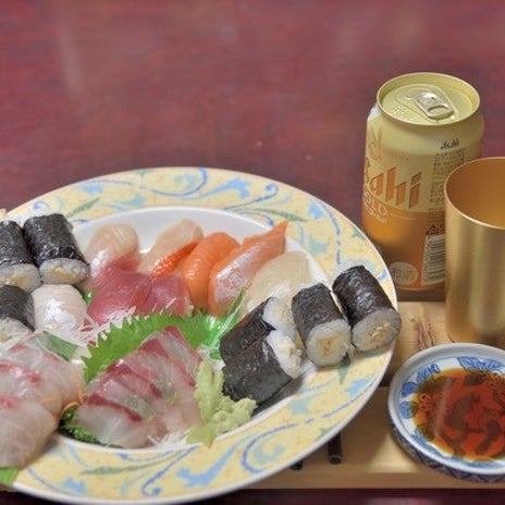 割引のおすしと刺身の盛り合わせの画像