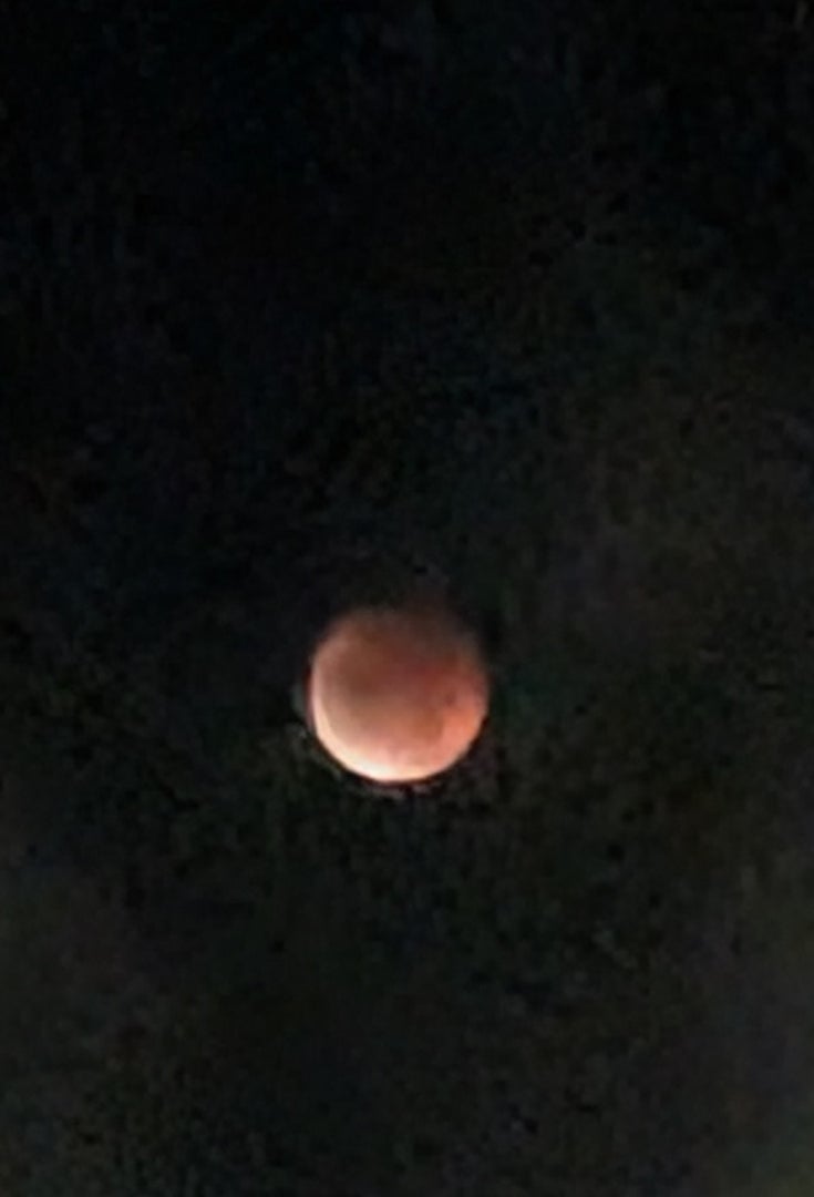 雲の切れ間から観察した赤い月の画像