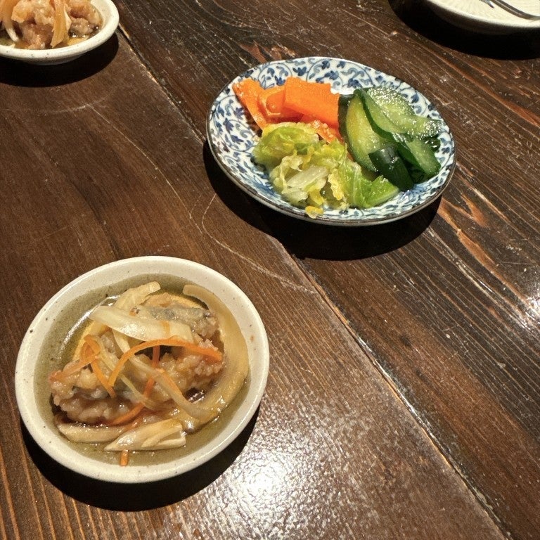 仲間と満足した漬物無料の料理の画像