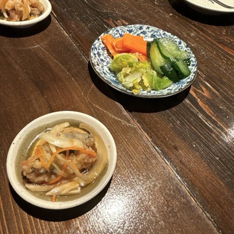 仲間と満足した漬物無料の料理の画像
