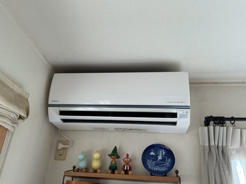 エアコン交換でソファー下の埃の画像