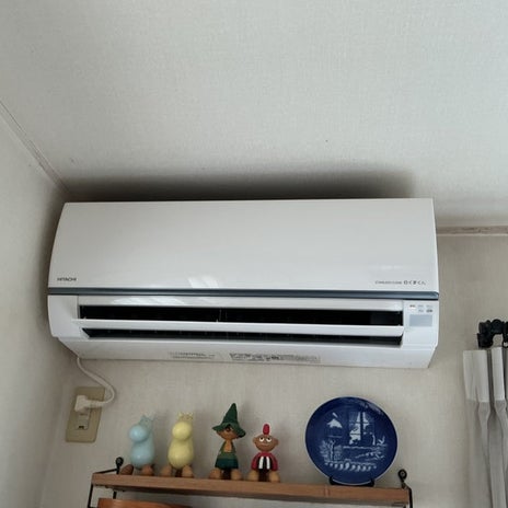 エアコン交換でソファー下の埃の画像