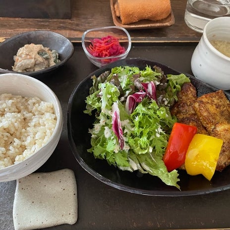 お気に入りのカフェでの玄米ご飯の画像