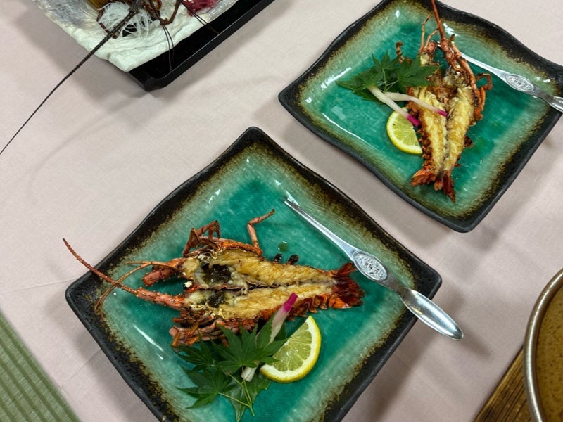 伊勢海老やアワビを追加した夕食の画像