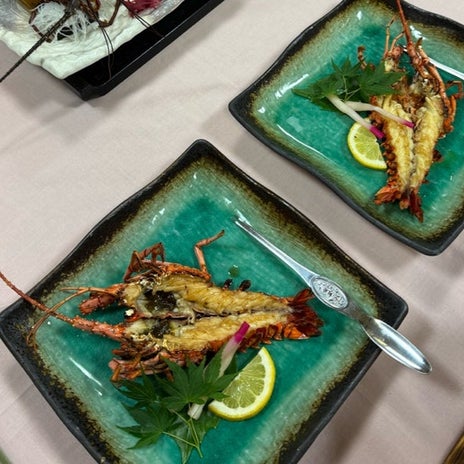 伊勢海老やアワビを追加した夕食の画像