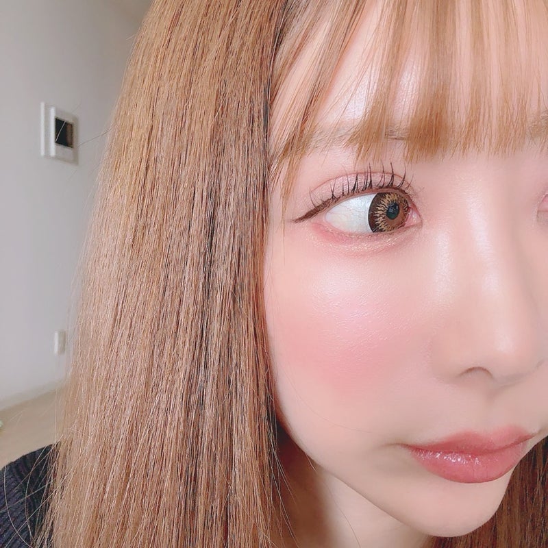 キッチンバサミでまつげを切る娘の画像