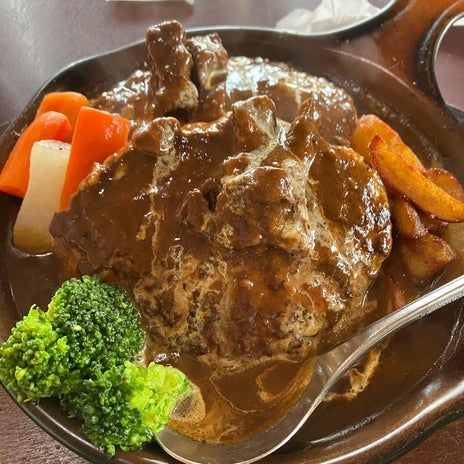 少し塩気が強い煮込みハンバーグの画像