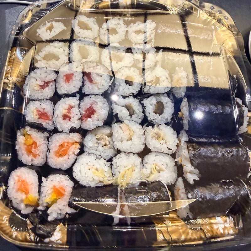 海苔巻きとカレーとミスドの昼食の画像