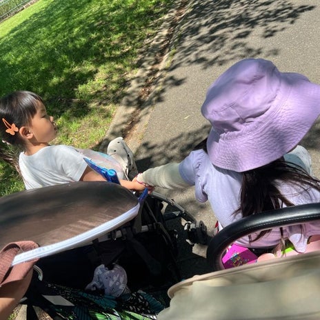 クロ 公園でベビーカー乗せた娘の画像