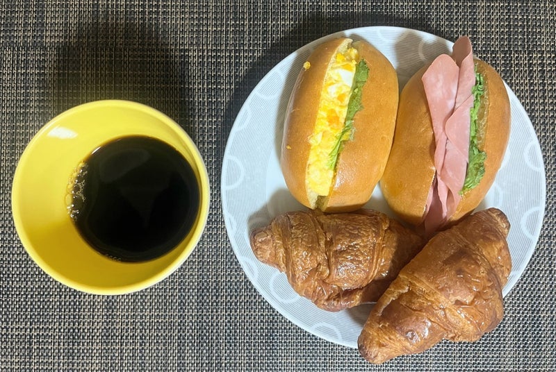 モモコ夫 奥さん土産のパンで夜食の画像