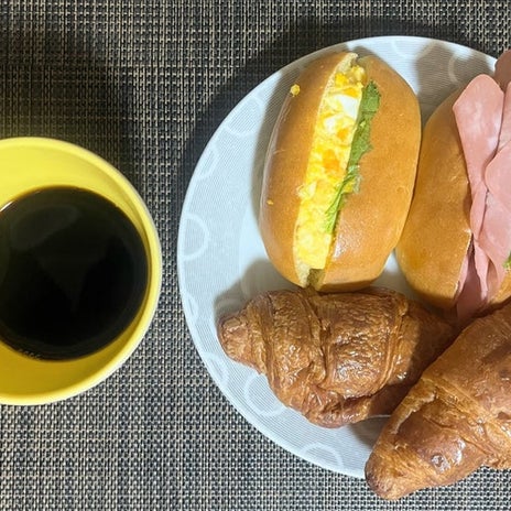 モモコ夫 奥さん土産のパンで夜食の画像