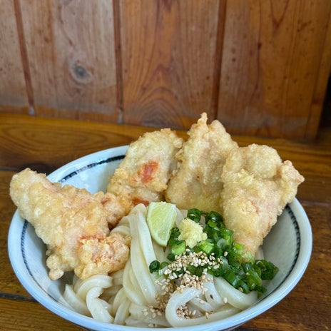 とり天が半端なく大きい讃岐うどんの画像