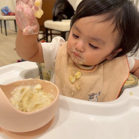 アレク 手掴み食べする娘と大変な毎日の画像
