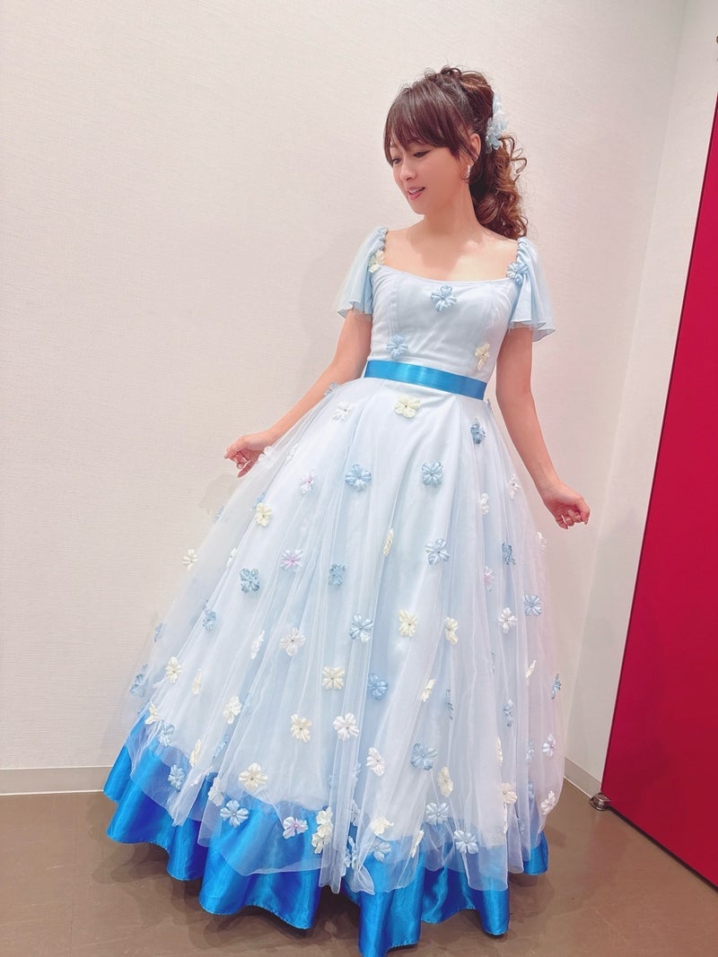 美奈代 昼の部衣装の水色ドレスの画像